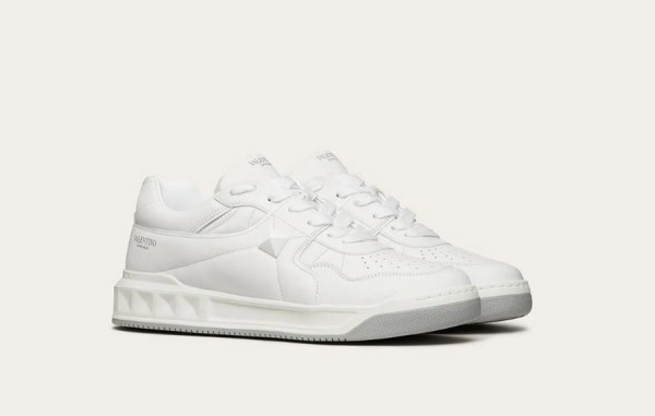 발렌T노 원스터드 로우탑 스니커즈 (PREMIUM)