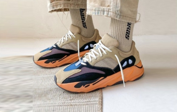 아D다스 2지부스트 700 인플레임 앰버