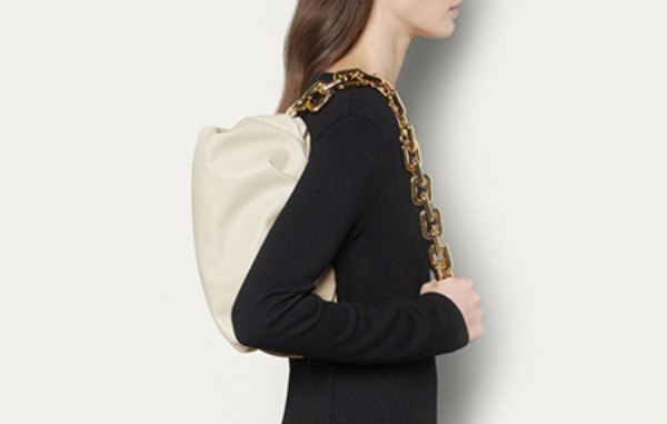 보*가 베*타 램스킨 체인 파우치 (송*교 착용)