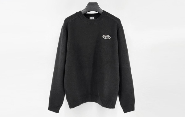 DIESE* 메탈로고 라운드넥 니트