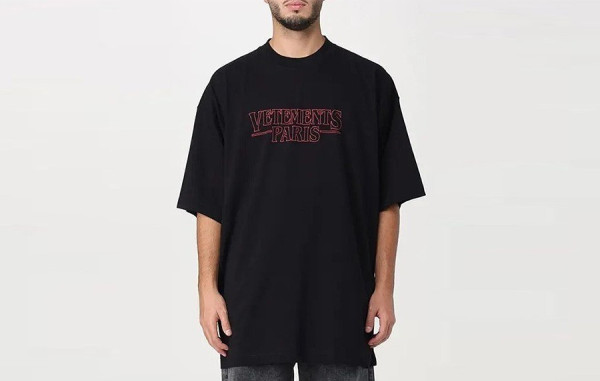 V.T.M 파리스 로고 반팔 티셔츠 (HIGH QUALITY)
