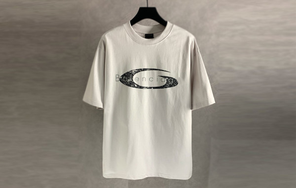 발렌시A가 빈티지 로고 워싱 반팔 티셔츠