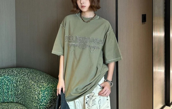 발렌시A가 아플리케 컷팅 반팔 티셔츠